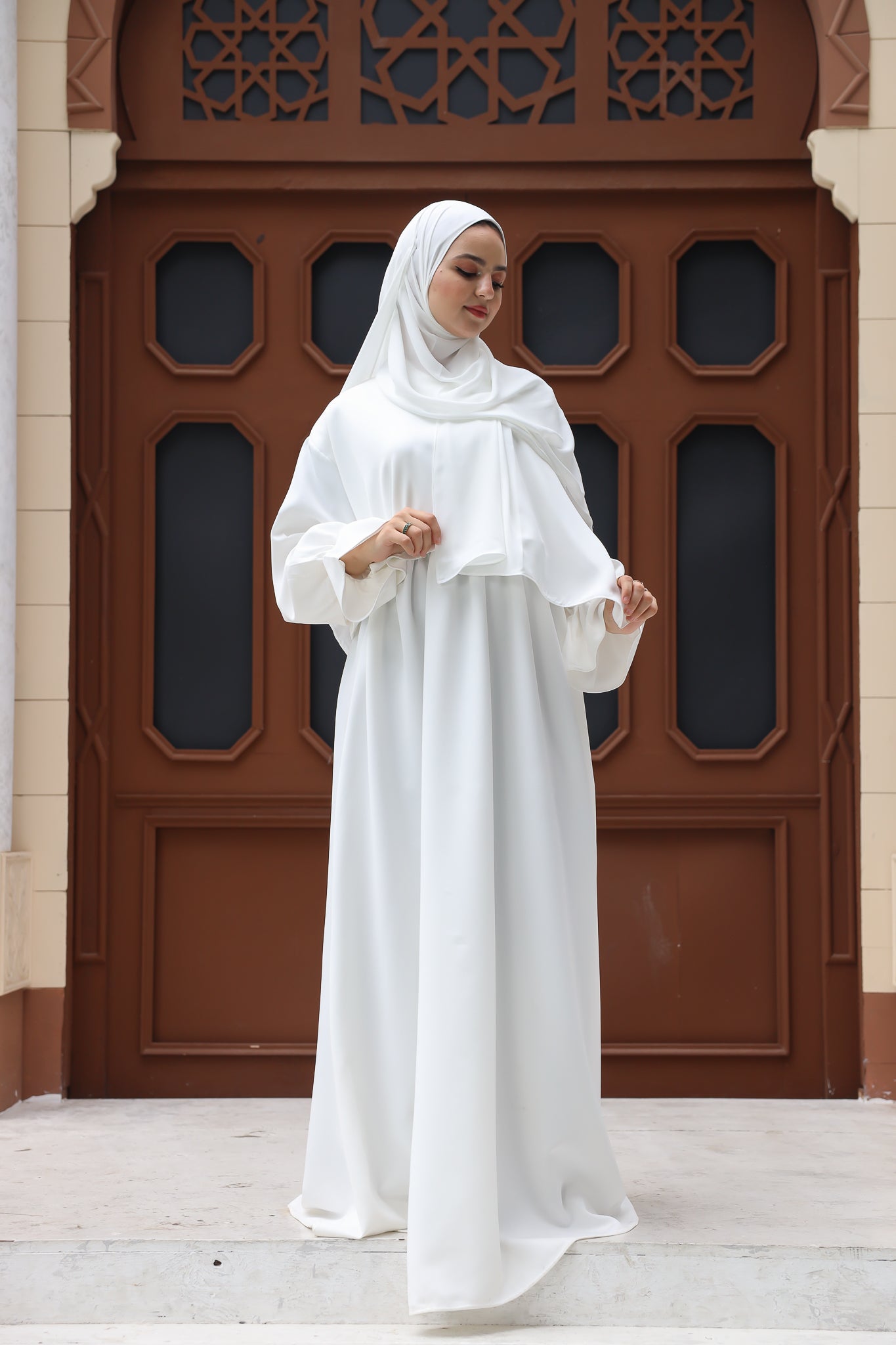 CREAMY WHITE DRESSY UMRAH ISDAL